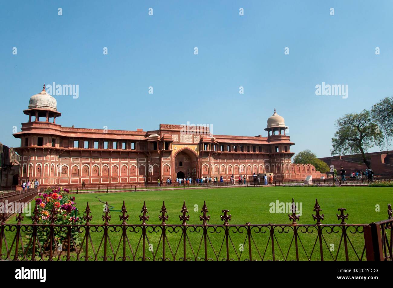 Fort d'Agra est un fort historique dans la ville d'Agra en Inde. C'était la résidence principale des empereurs de la dynastie Mughal jusqu'en 1638, quand le capi Banque D'Images
