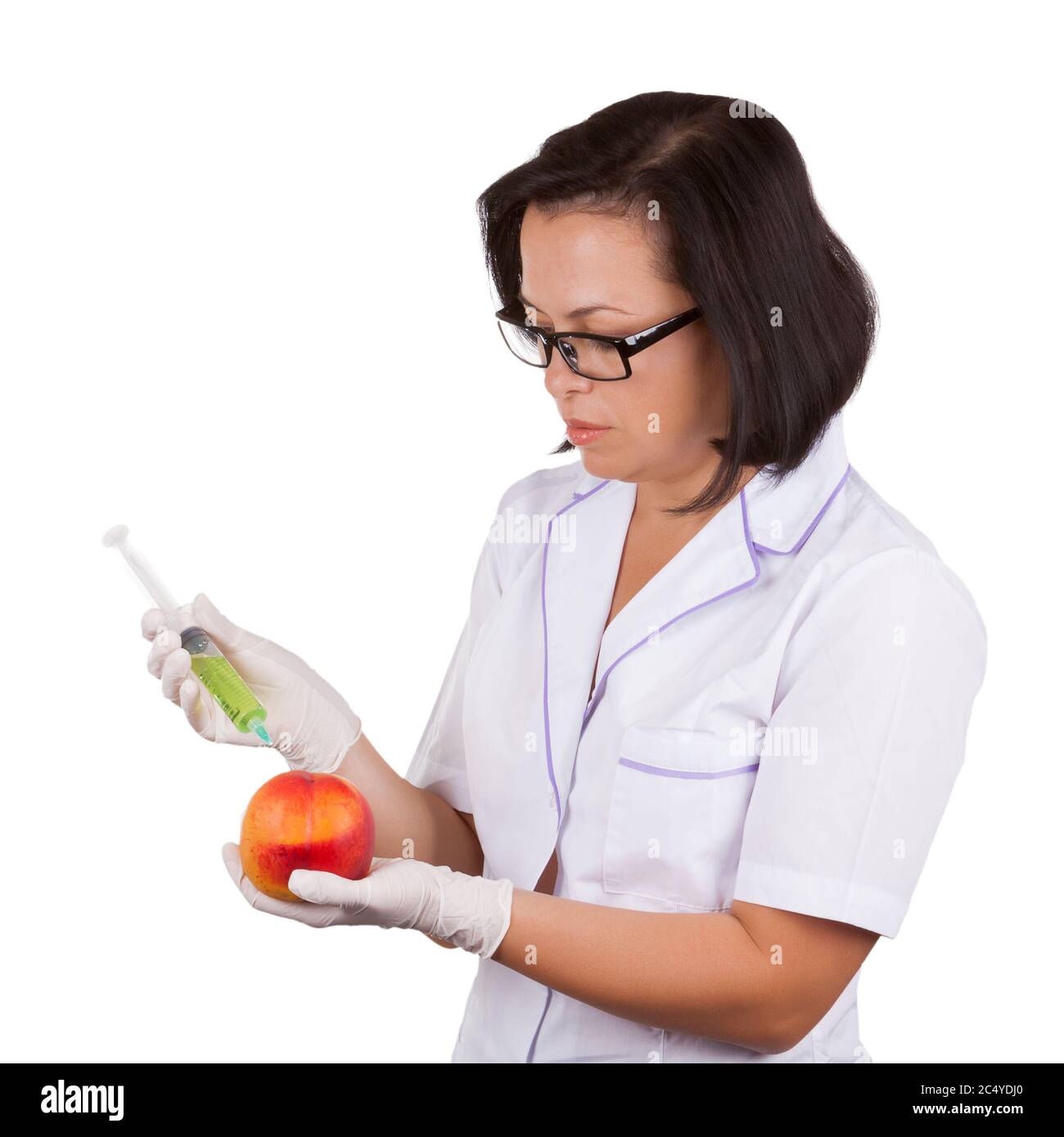 Diététicien scientifique Femme médecin tenant un Peach frais injecté avec une seringue sur fond blanc Banque D'Images
