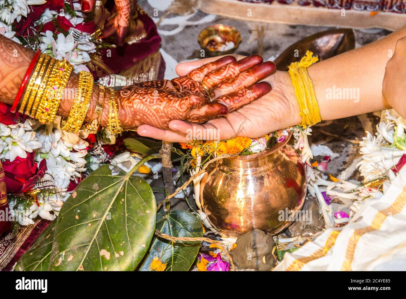 Rituel signifiant vœux de mariage pendant un mariage bengali indien Banque D'Images