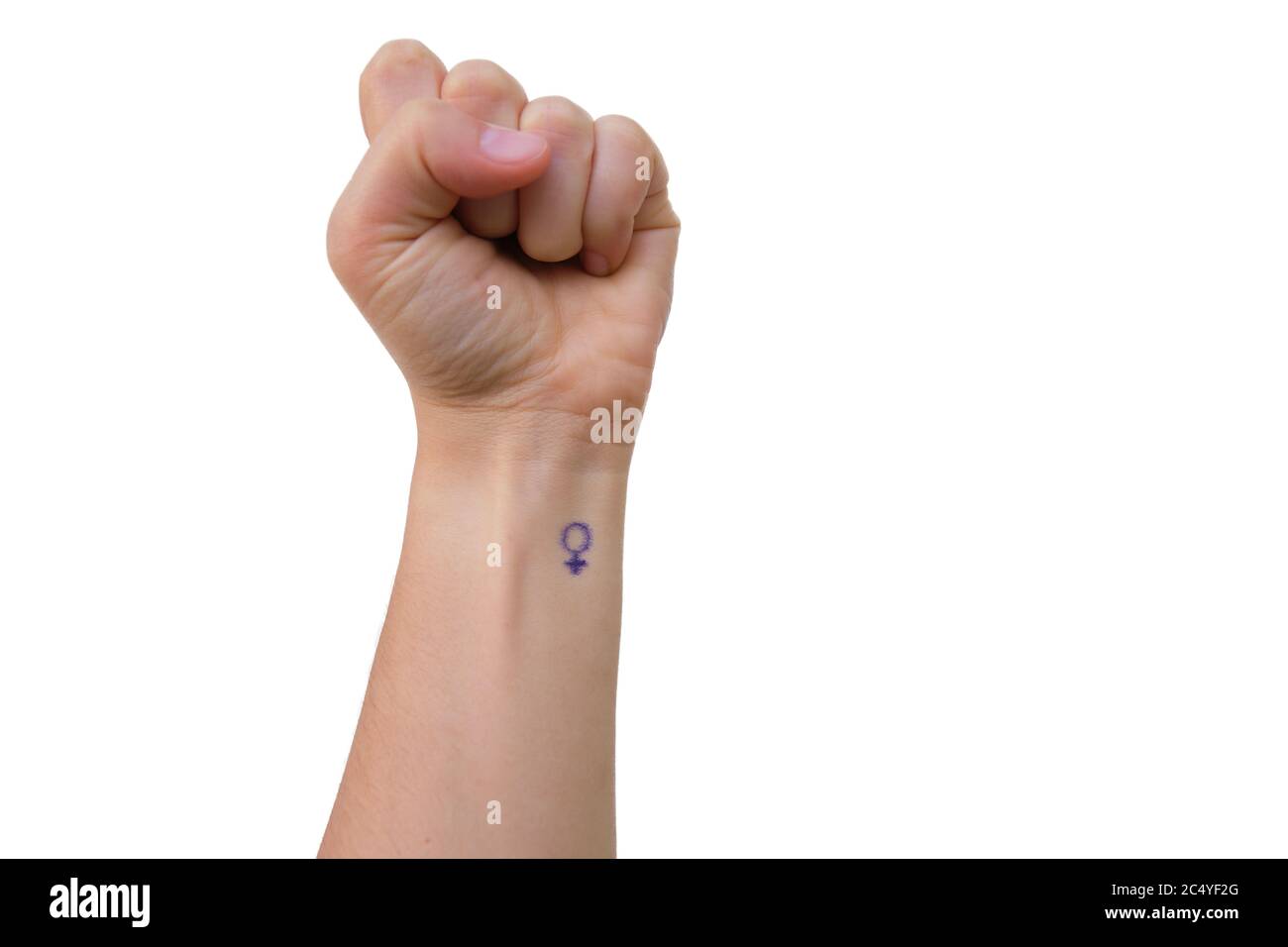 Poing féminin sur fond blanc avec un symbole de femme peint sur son poignet. Concept de mouvement féminisme. Banque D'Images