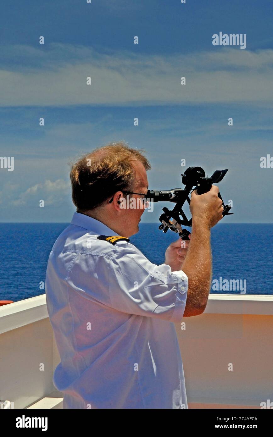 océan indien, eaux internationales - 29 août 2006 : le deuxième officier de la cortesia de conteneutender (imo 9293753 ) naviguant avec un sextant à Banque D'Images