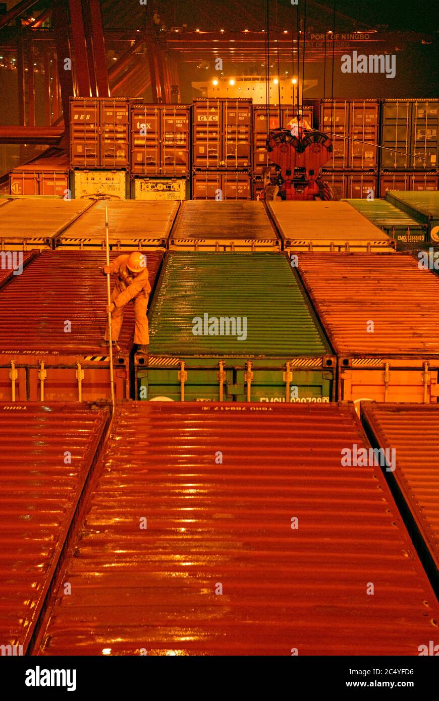 port de ningbo, chine - 12 janvier 2007 : un stevedore chinois déverrouillant des verrous tournants sur le containership allemand jamais conquête (9293818) décharger conta Banque D'Images
