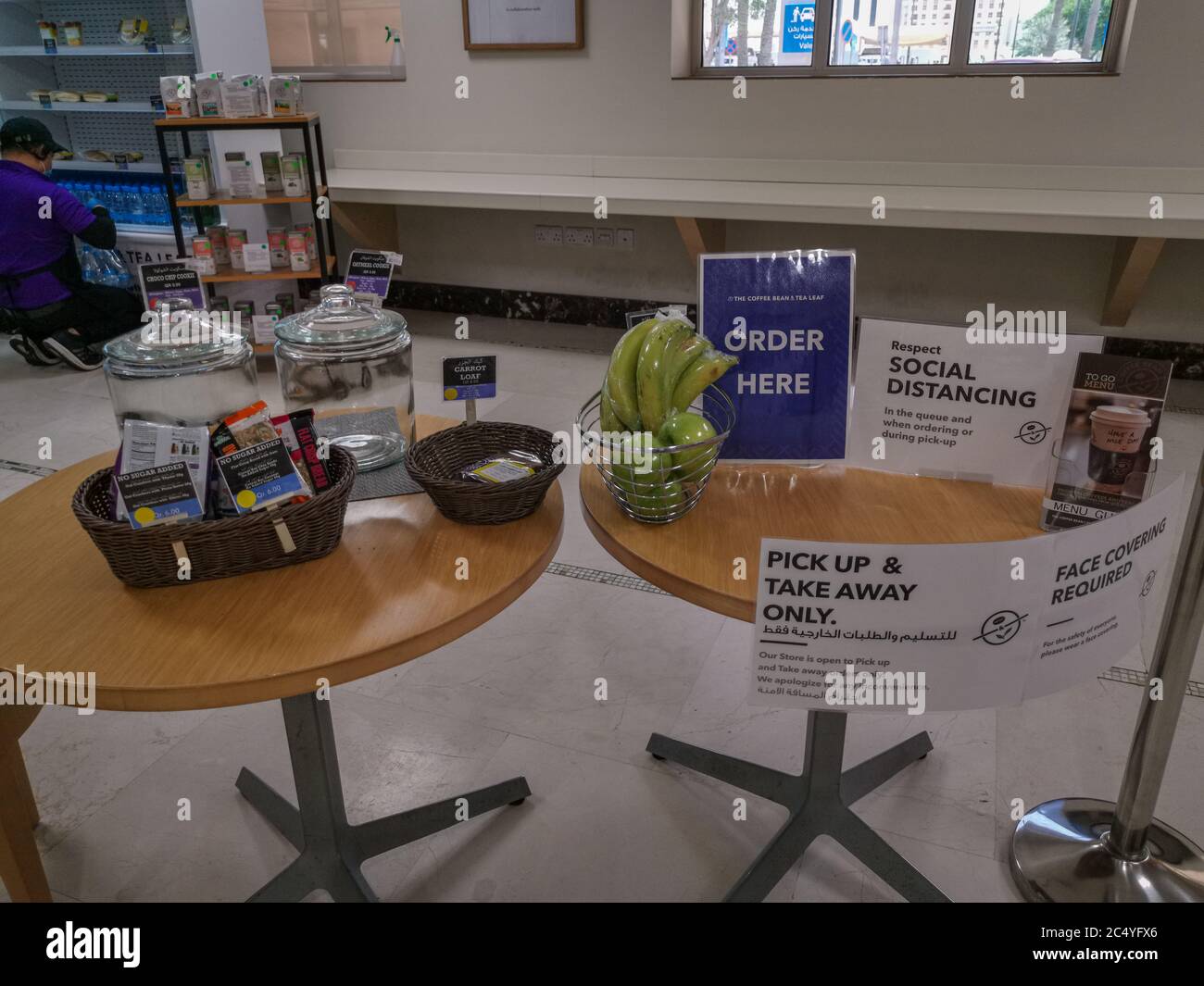 Un café proposant de prendre et de emporter uniquement des commandes nécessitant une distanciation sociale et un masque facial pendant la pandémie du virus Corona. Nouvelle normale Banque D'Images