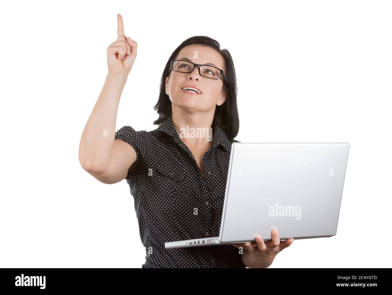 Femme d'affaires souriante en lunettes travaillant sur ordinateur portable et point à l'espace vide pour votre conception sur un fond blanc Banque D'Images