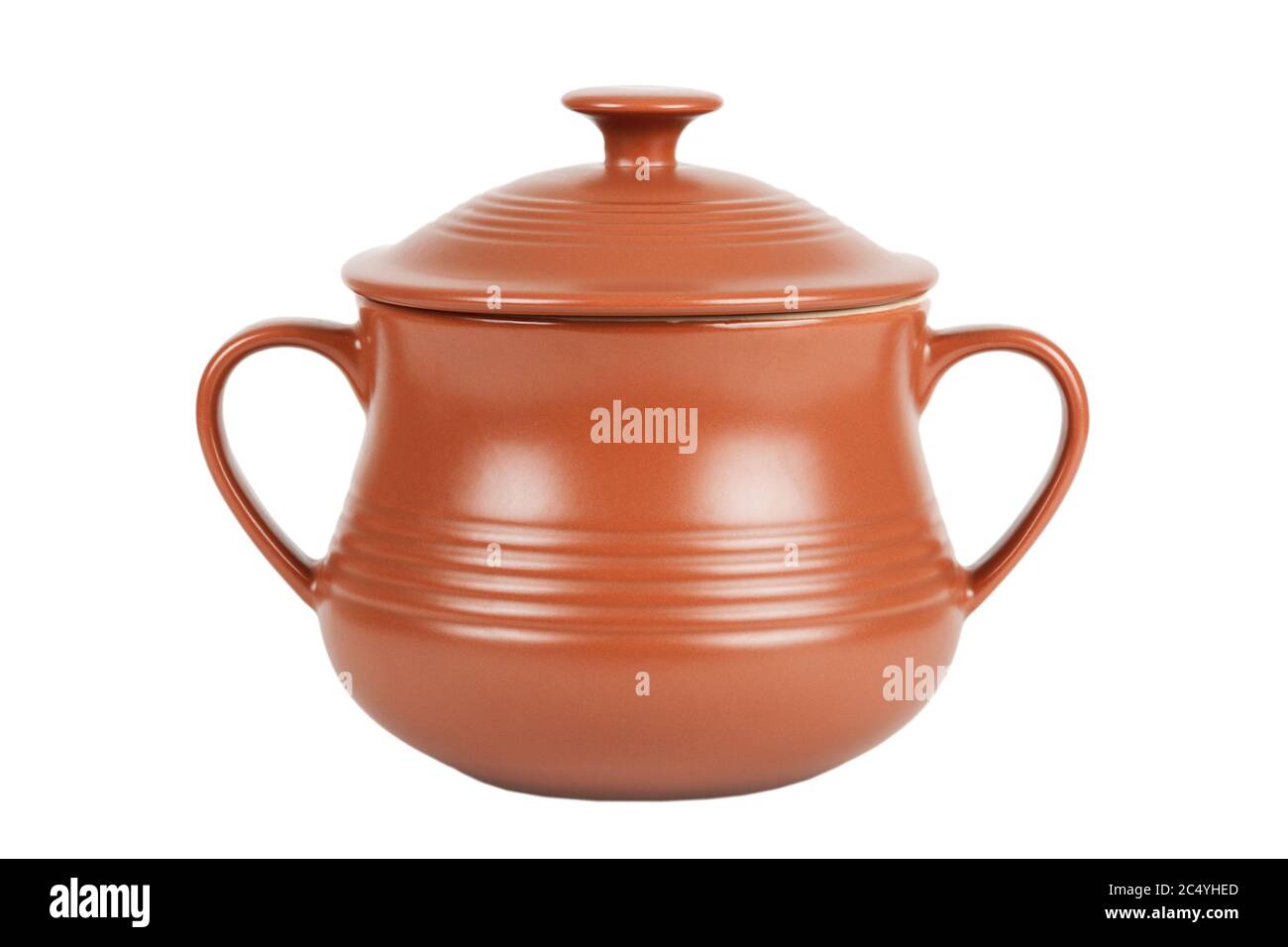 Pot en céramique pour cuisiner sur fond blanc Banque D'Images