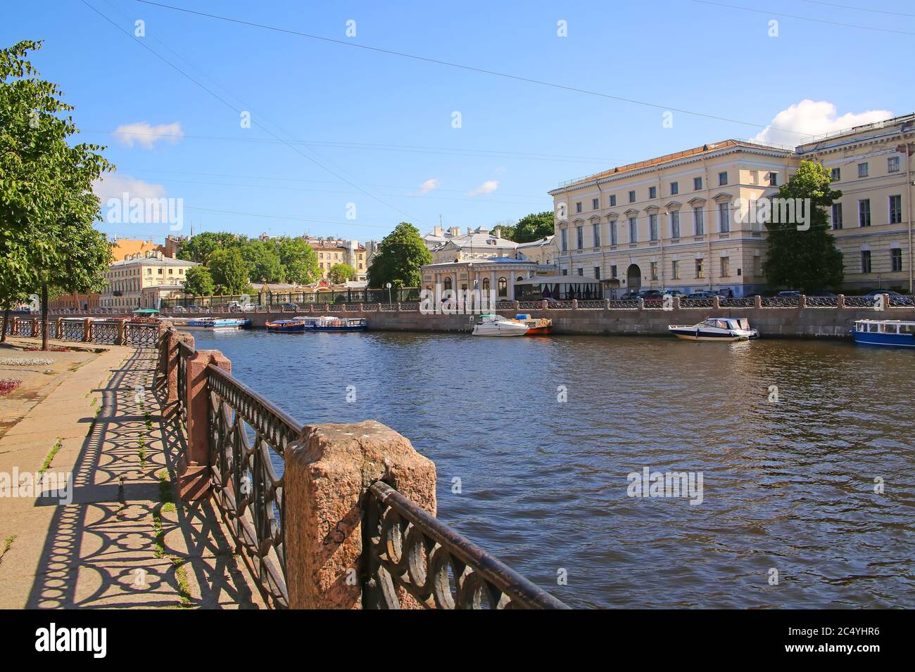 Passerelle piétonne le long du canal avec bâtiments historiques sur la rivière Fontanka, Saint-Pétersbourg, Russie. Banque D'Images