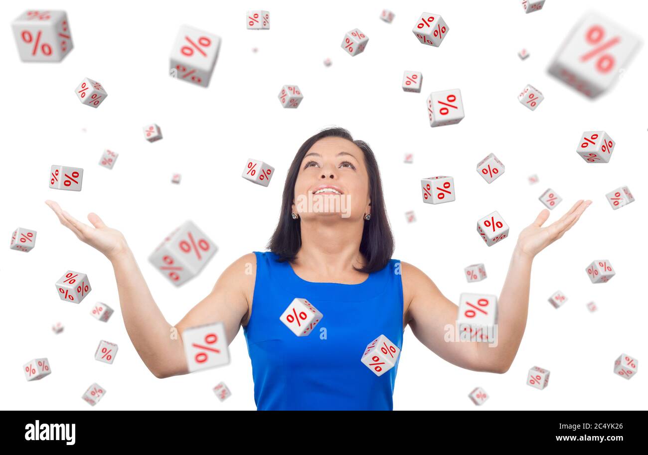 Portrait de la femme heureuse célèbre le succès sous un pourcentage de rabais cubes pluie tombant sur un fond blanc Banque D'Images