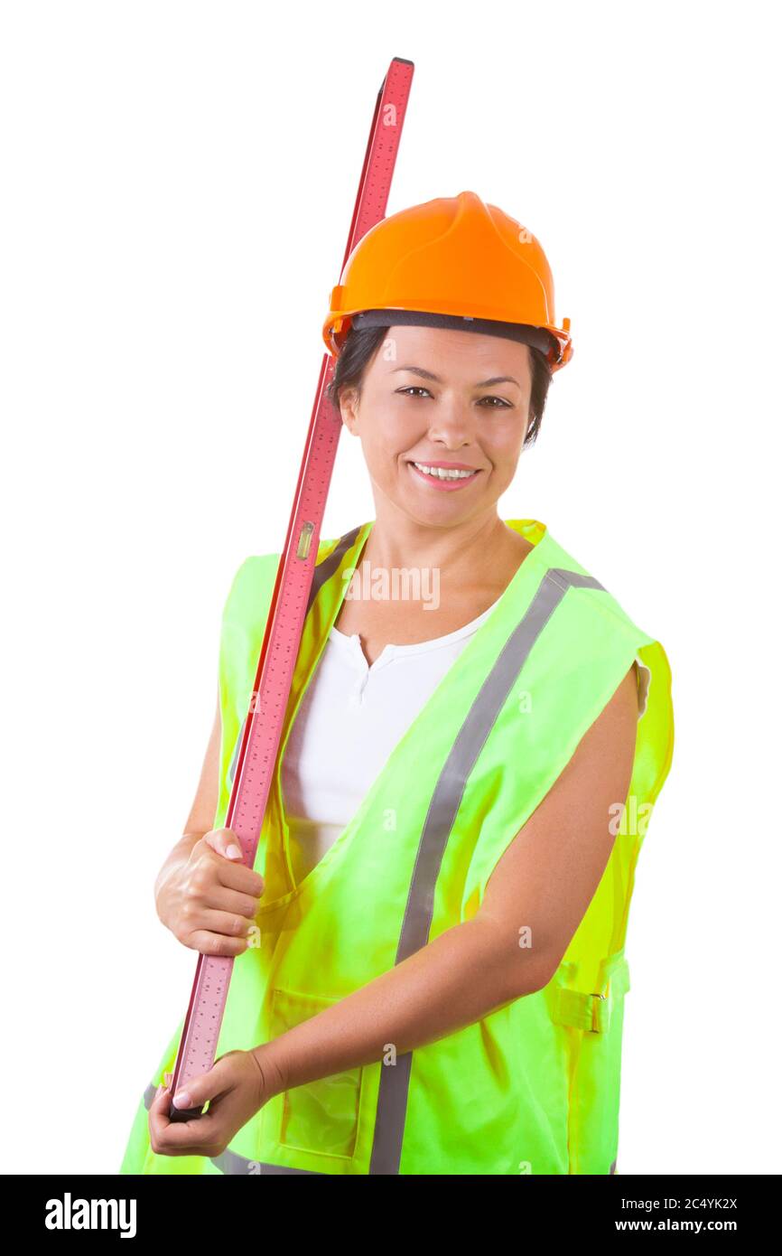 Femme attrayante travailleuse dans un étui de sécurité et casque jaune avec jauge de niveau à bulle sur fond blanc Banque D'Images