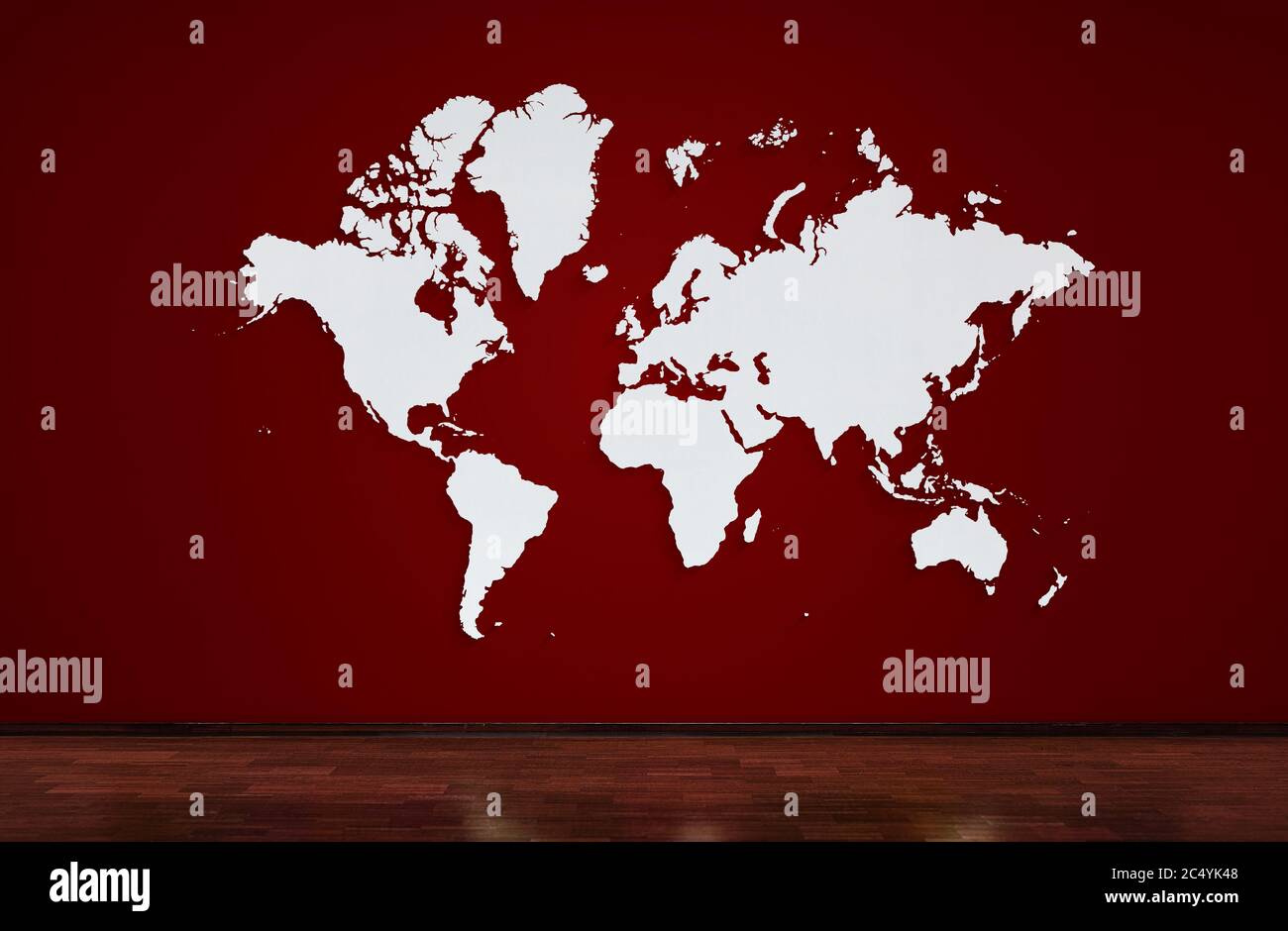 Carte du monde sur mur rouge. Modèle de carte du monde populaire. Mur et parquet en chêne. Banque D'Images