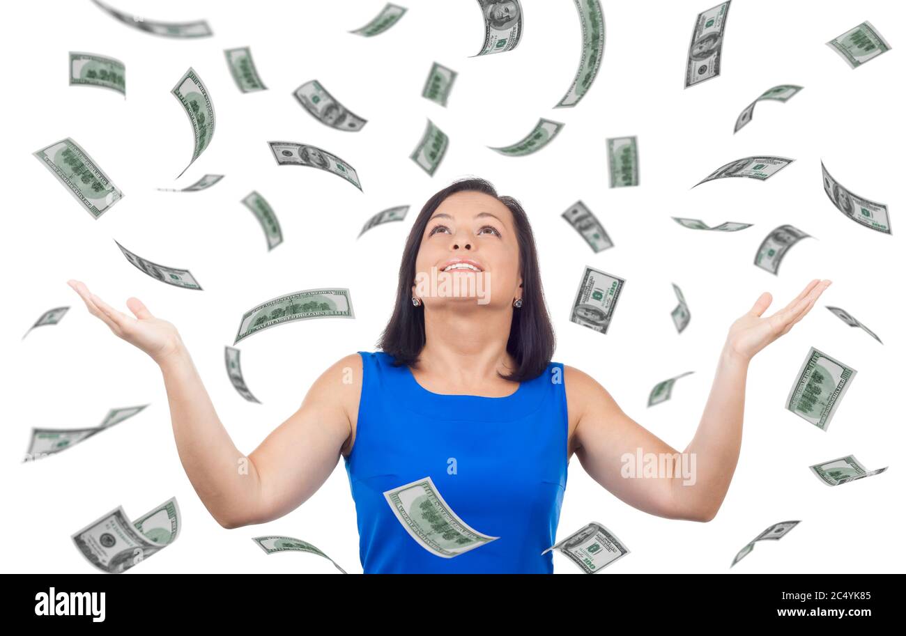 Portrait de la femme heureuse célèbre le succès sous une pluie d'argent tombant en baisse des billets de banque en dollars sur un fond blanc Banque D'Images