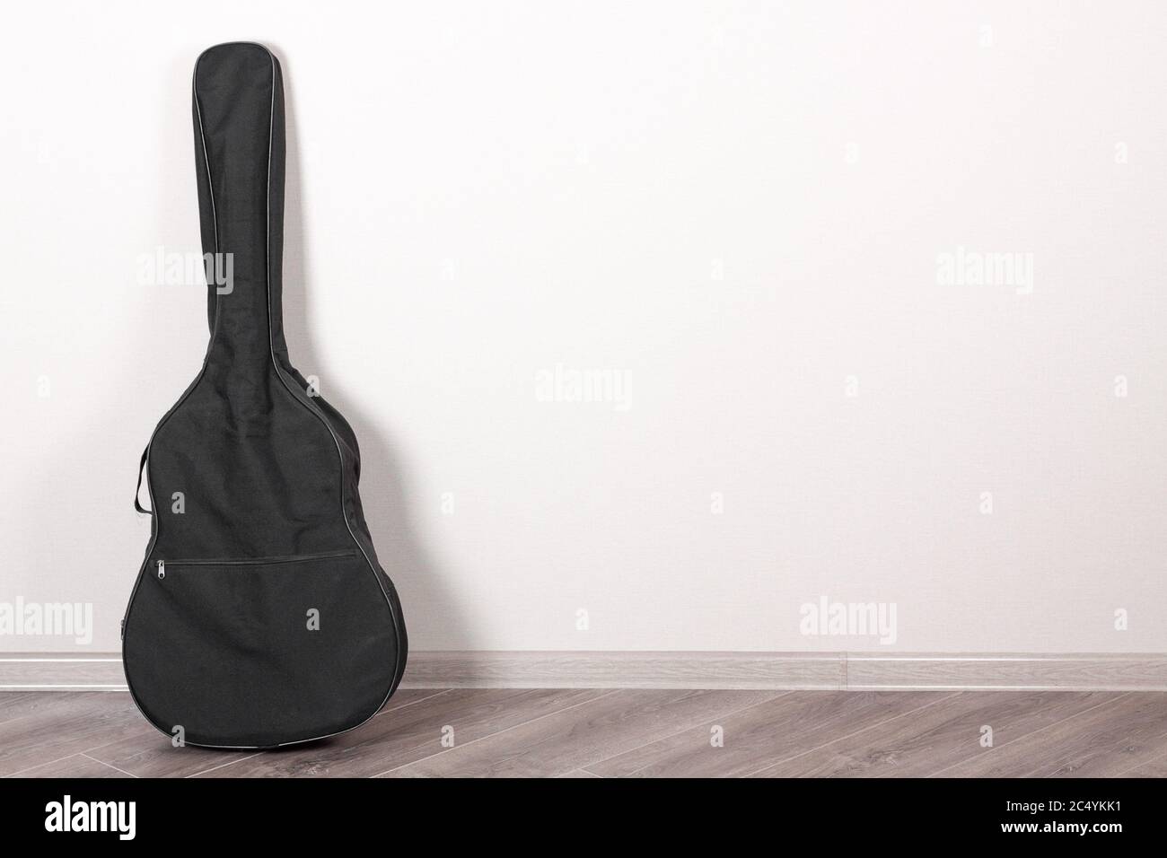 Housse pour guitare douce avec guitare acoustique classique dans une pièce vide avec espace de copie très proche Banque D'Images
