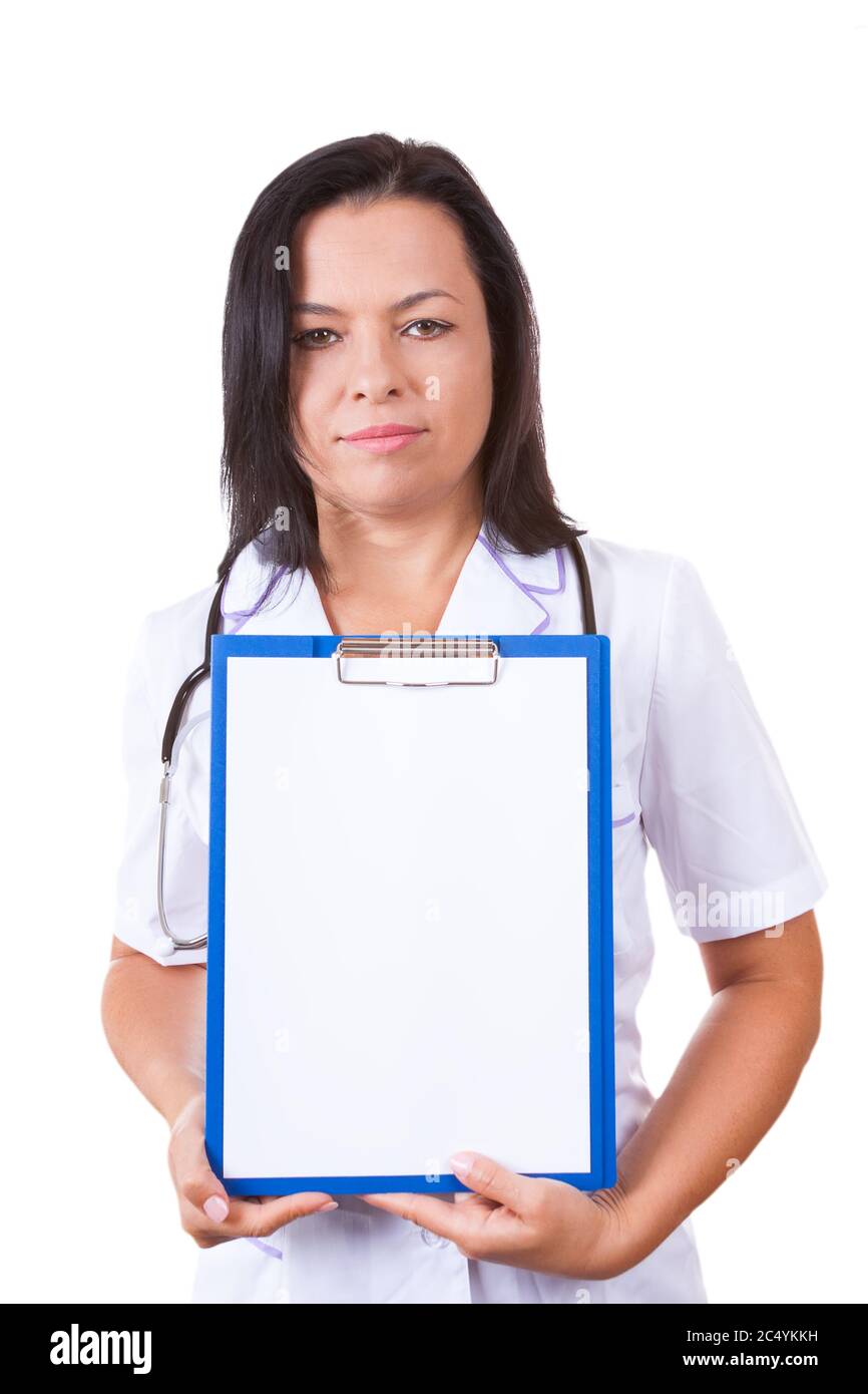 Femme médicale Docteur avec stéthoscope tenant le presse-papiers avec du papier vierge sur un fond blanc Banque D'Images