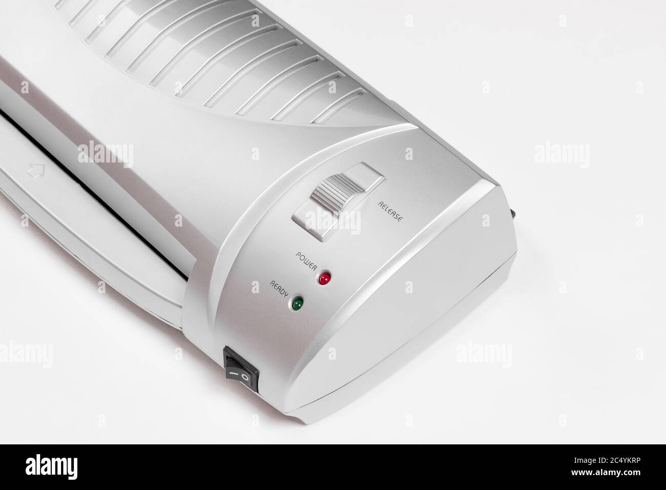 Petite pelliculeuse de bureau argent isolée sur un fond blanc Banque D'Images