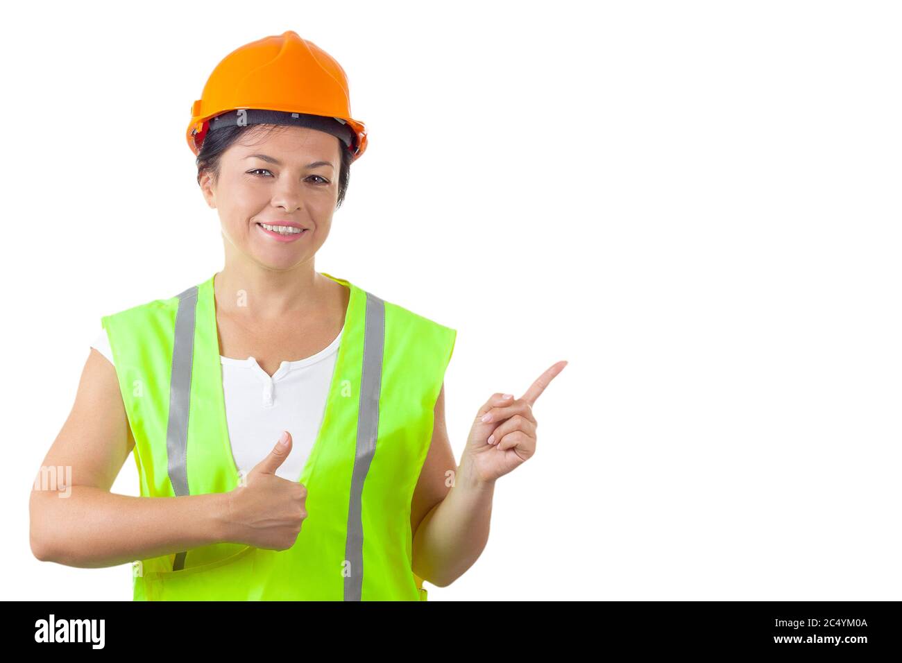 Femme attrayante travailleuse dans un gilet de sécurité et un casque jaune sur fond blanc Banque D'Images