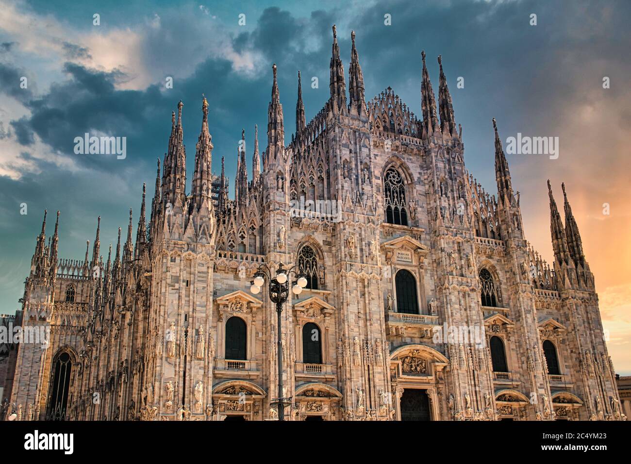 Duomo di Milano (cathédrale de Milan) en Italie. La cathédrale de Milan est la plus grande église d'Italie et la troisième plus grande au monde et c'est un célèbre touri Banque D'Images