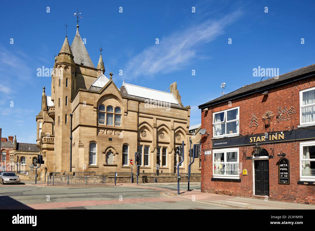 Centre-ville d'Ashton-sous-Lyne Bibliothèque publique de Tameside Grand bâtiment gothique en pierre avec Star Inn sur Old Street Banque D'Images