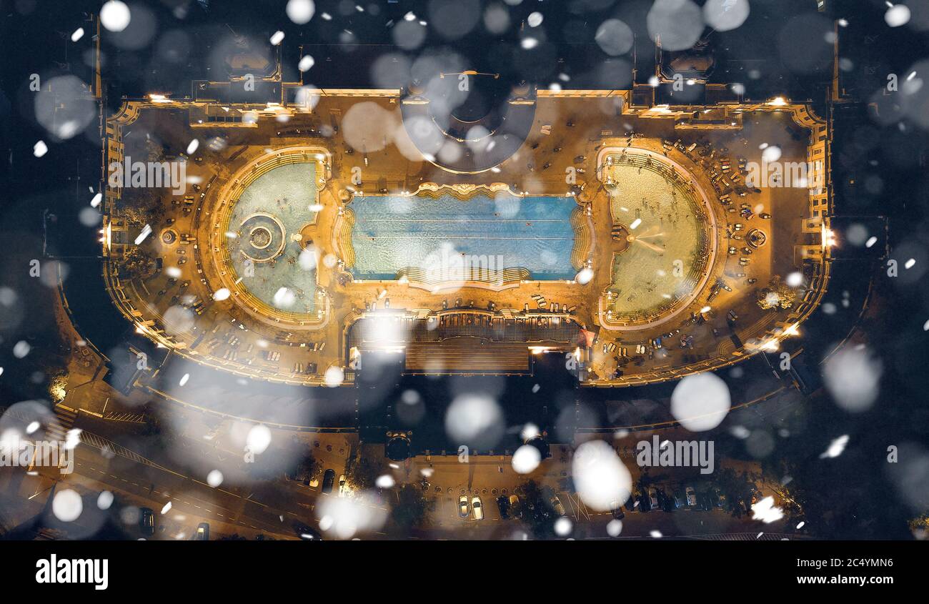 Bains de Szechenyi à Budapest. Vue aérienne sur illuminé. Chute de neige en ville Banque D'Images