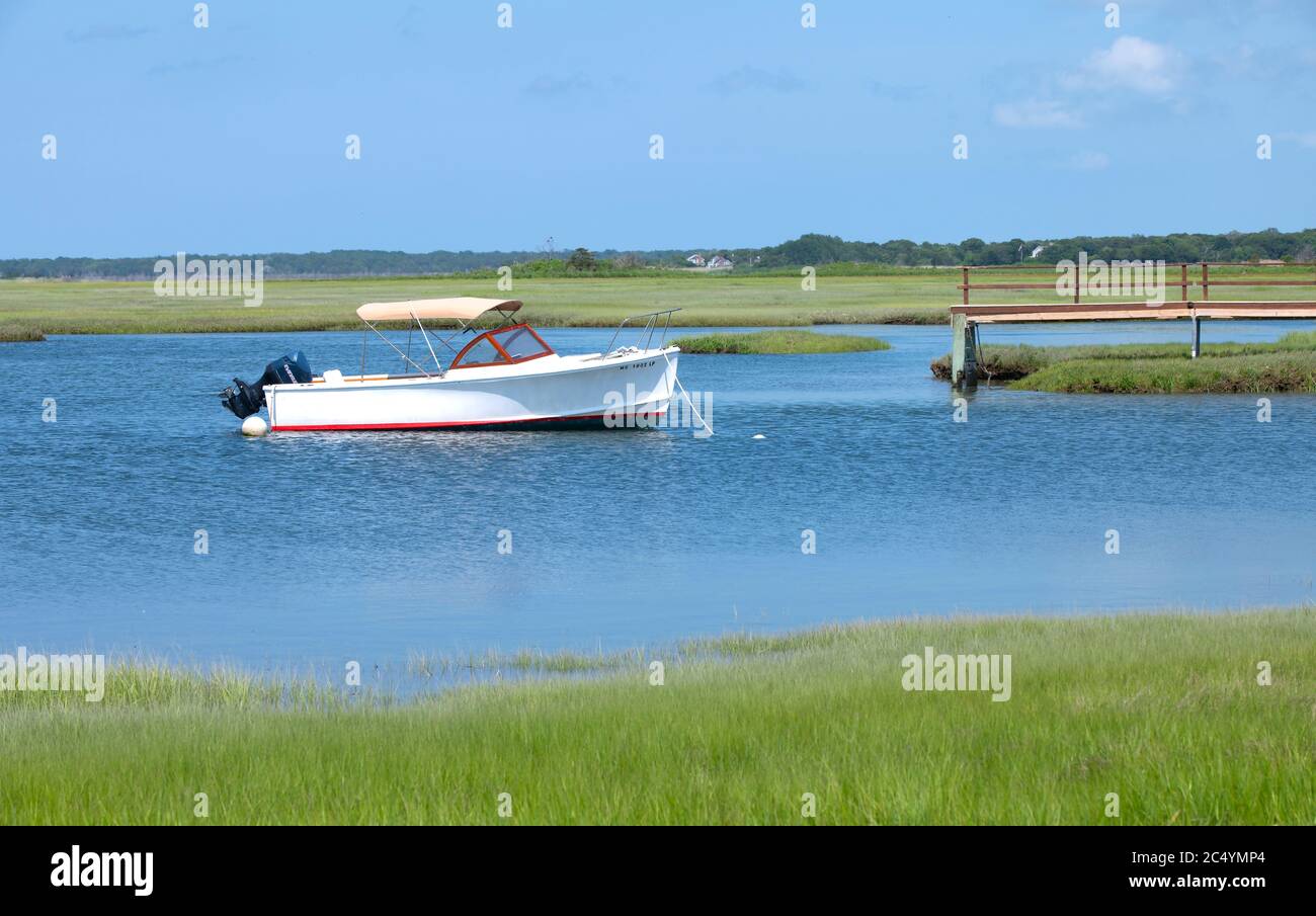 Un bateau amarré dans un marais de Cape Cod, États-Unis Banque D'Images