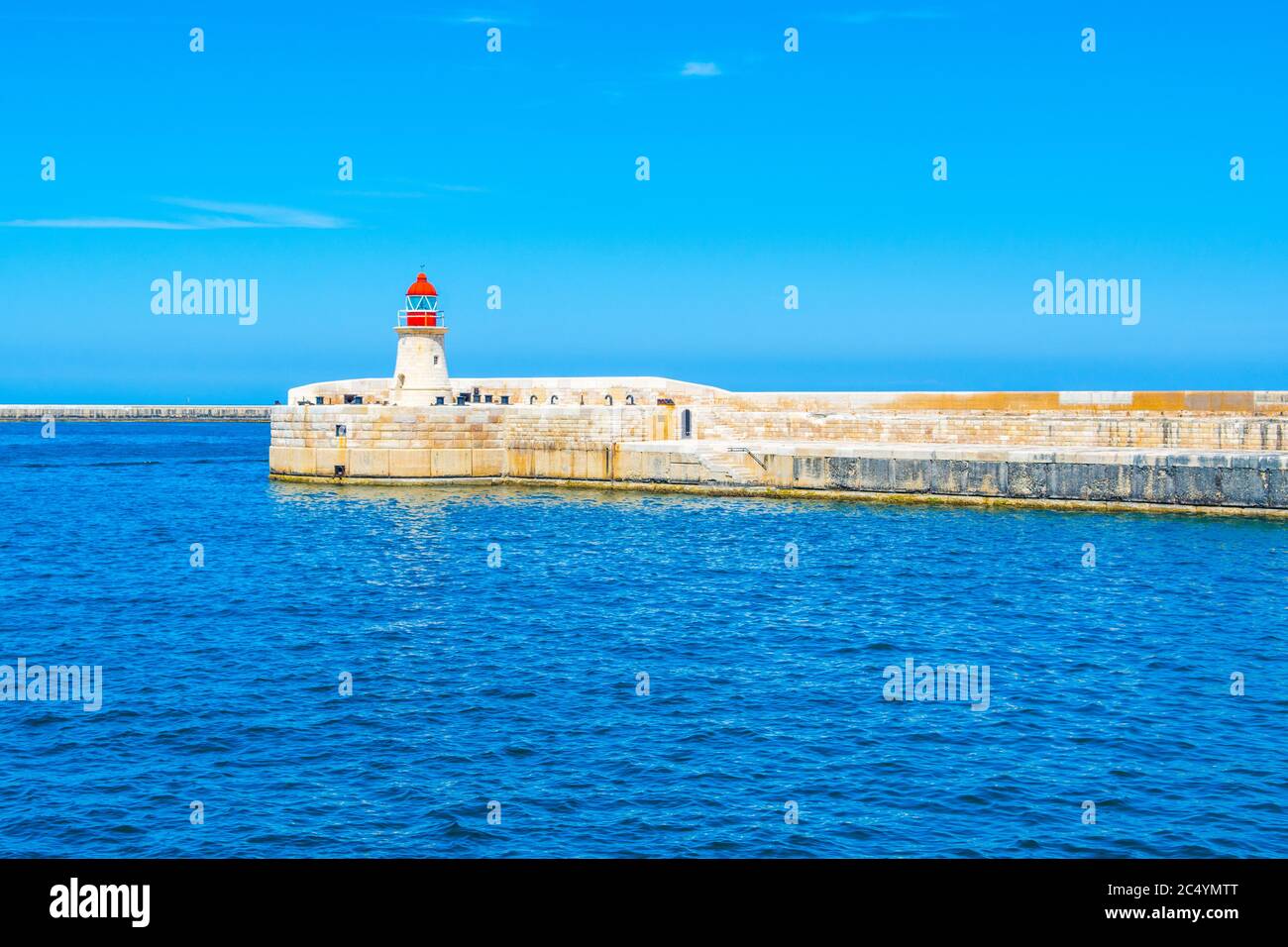 Paysage avec Ricasoli East Breakwater et Phare, Malte Banque D'Images