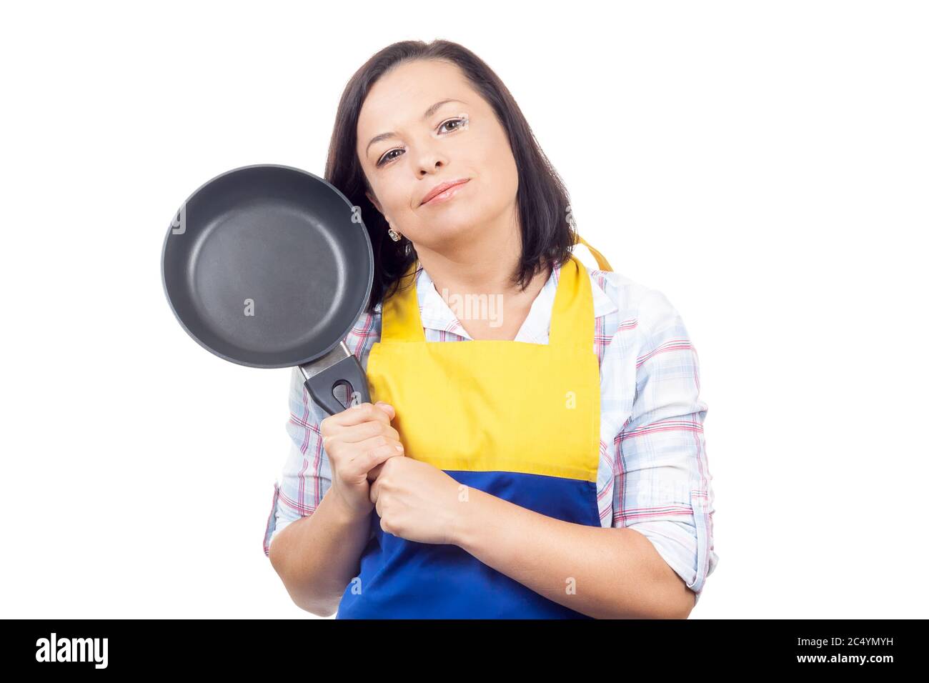 Belle jeune femme avec poêle sur fond blanc Banque D'Images
