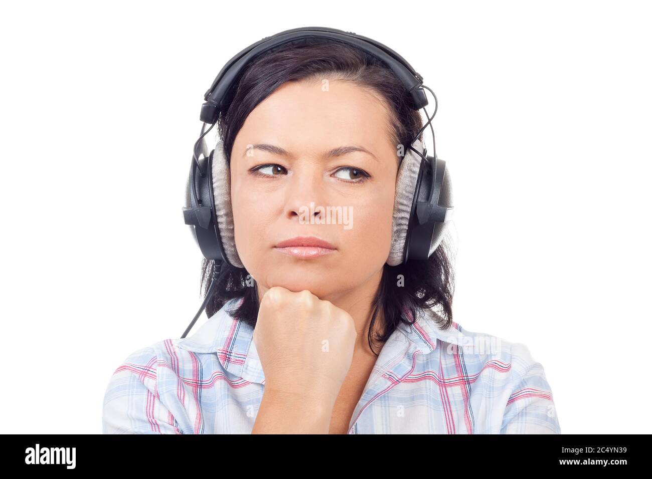 Belle jeune femme écoutant de la musique avec des écouteurs sur fond blanc Banque D'Images