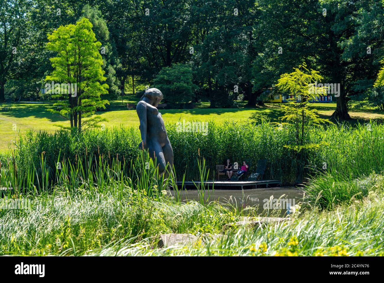 Le Grugapark, Essen, jardin botanique, parc de loisirs et de loisirs locaux, Waldsee, travaux d'art Große Badende, NRW, Allemagne Banque D'Images