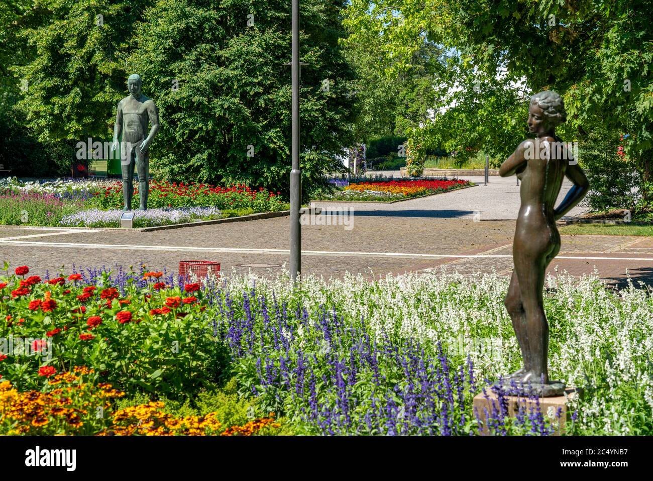 Le Grugapark, Essen, jardin botanique, parc de loisirs et de loisirs locaux, oeuvres d'art Grosser Adam, hinten et à Wind und sonne, terrasse colorée Banque D'Images