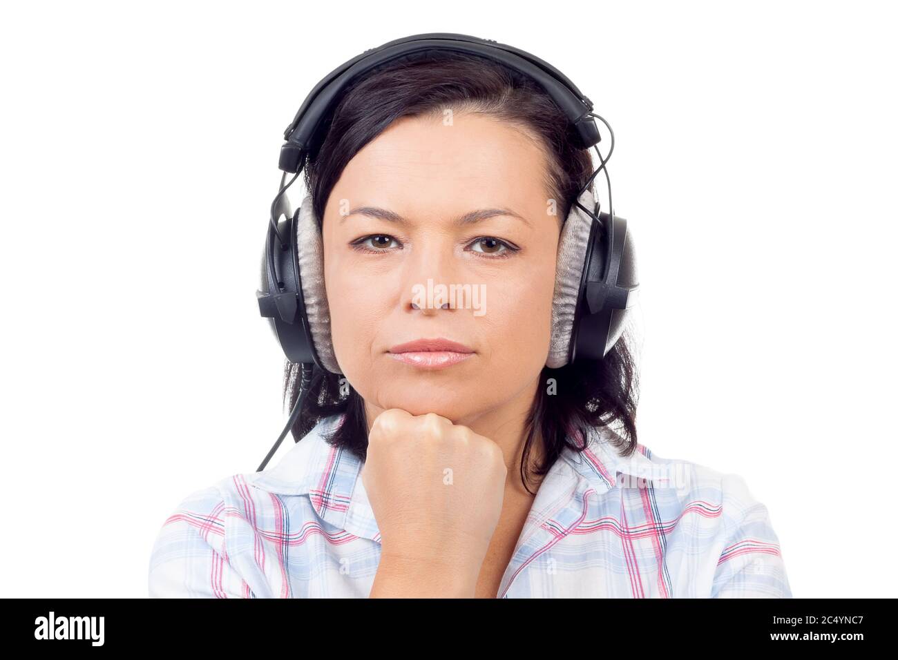 Belle jeune femme écoutant de la musique avec des écouteurs sur fond blanc Banque D'Images
