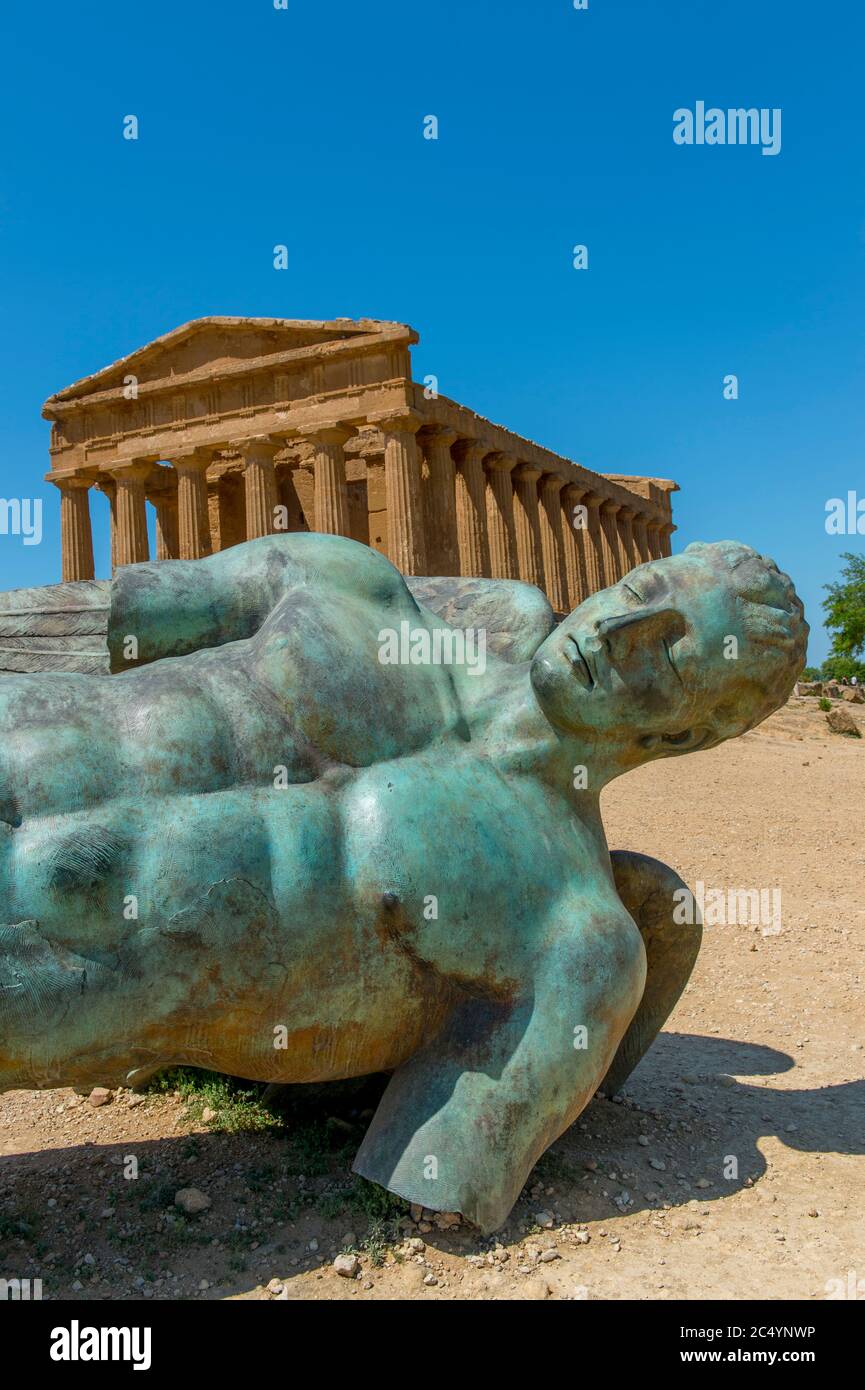 Ikaro caduto (Icarus déchu) sculpture en bronze de l'artiste polonais Igor Mitoraj devant le Temple de Concordia (grec: Harmonia) , construite vers 440-430 av. J.-C. Banque D'Images