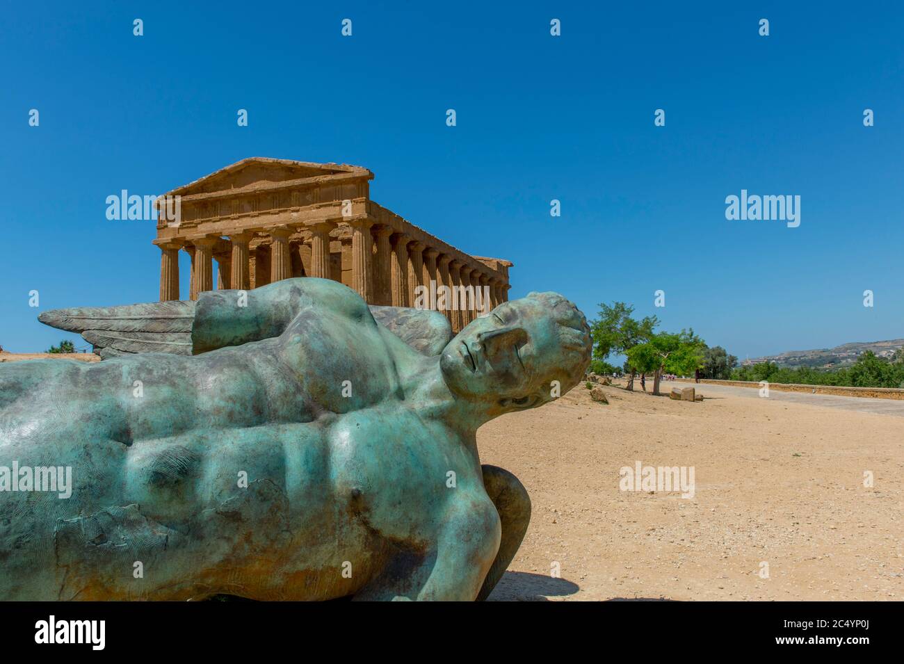 Ikaro caduto (Icarus déchu) sculpture en bronze de l'artiste polonais Igor Mitoraj devant le Temple de Concordia (grec: Harmonia) , construite vers 440-430 av. J.-C. Banque D'Images
