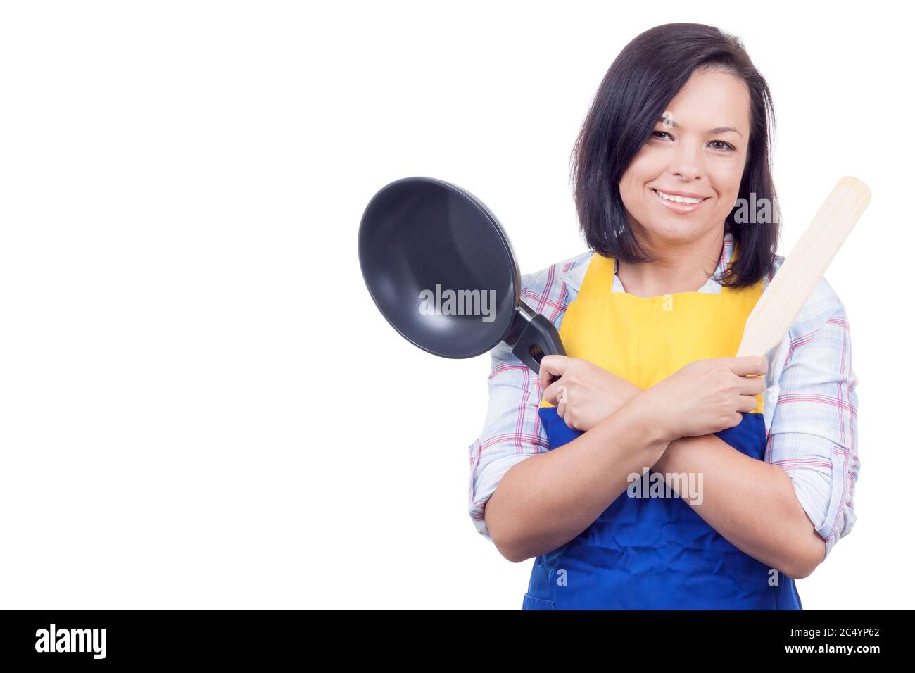 Belle jeune femme avec poêle sur fond blanc Banque D'Images