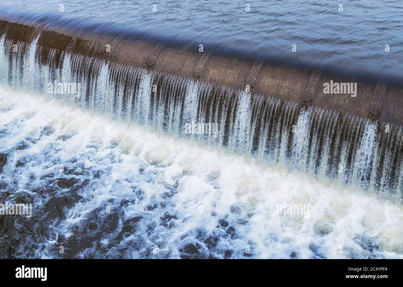Cascade d'eau couler dans un lasher de barrage, concept d'économie d'eau Banque D'Images
