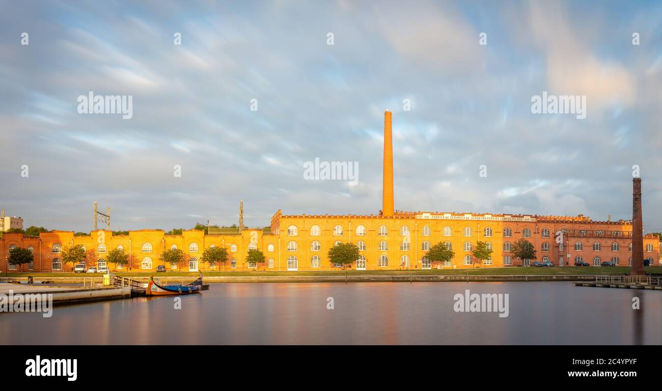 Usine de céramique et de poterie à Aveiro au coucher du soleil Banque D'Images