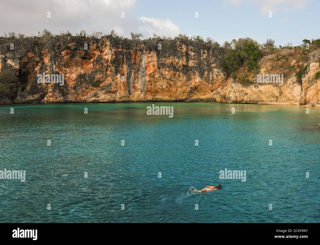 Une seule femme snorkeling dans une baie bleu vif à Saint Martin, dans les Caraïbes. Lagon tropical. Banque D'Images