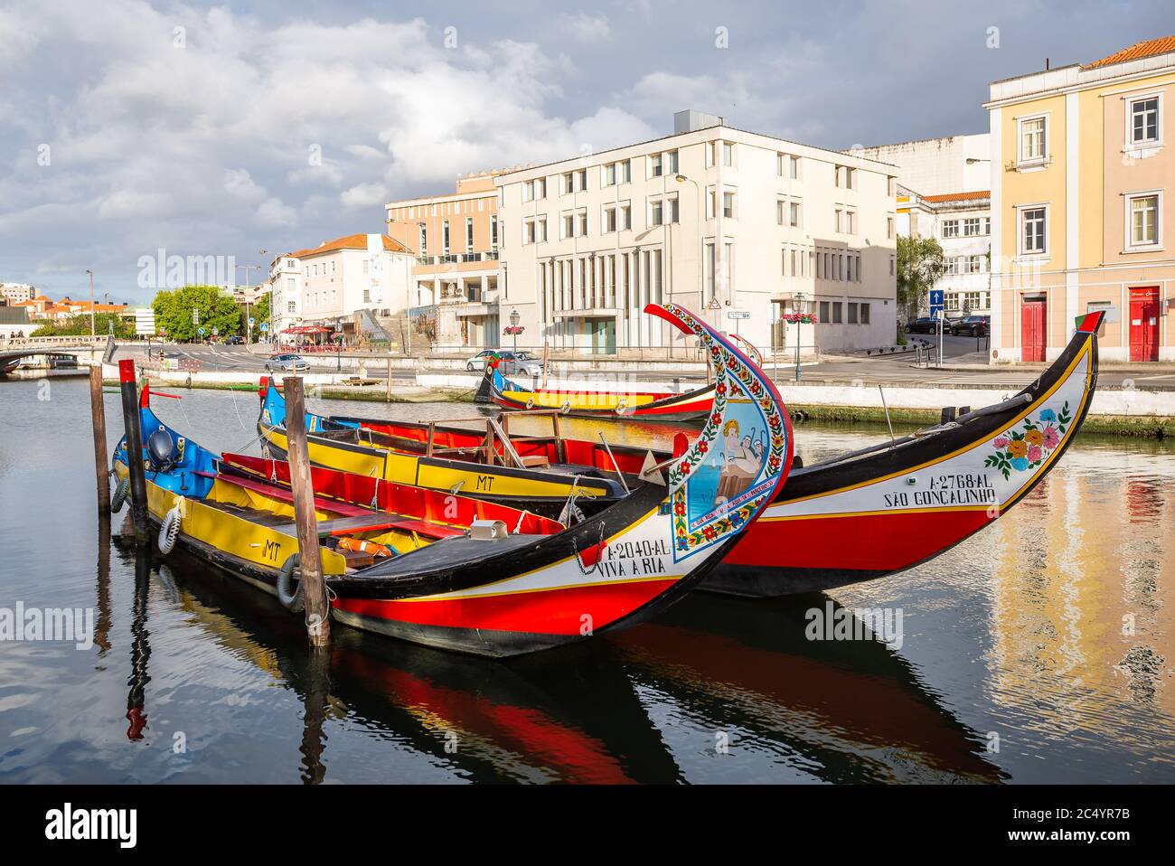 Les promenades en bateau Moliceiro colorées à Aveiro sont populaires auprès des touristes pour profiter de la vue sur les canaux charmants. Banque D'Images