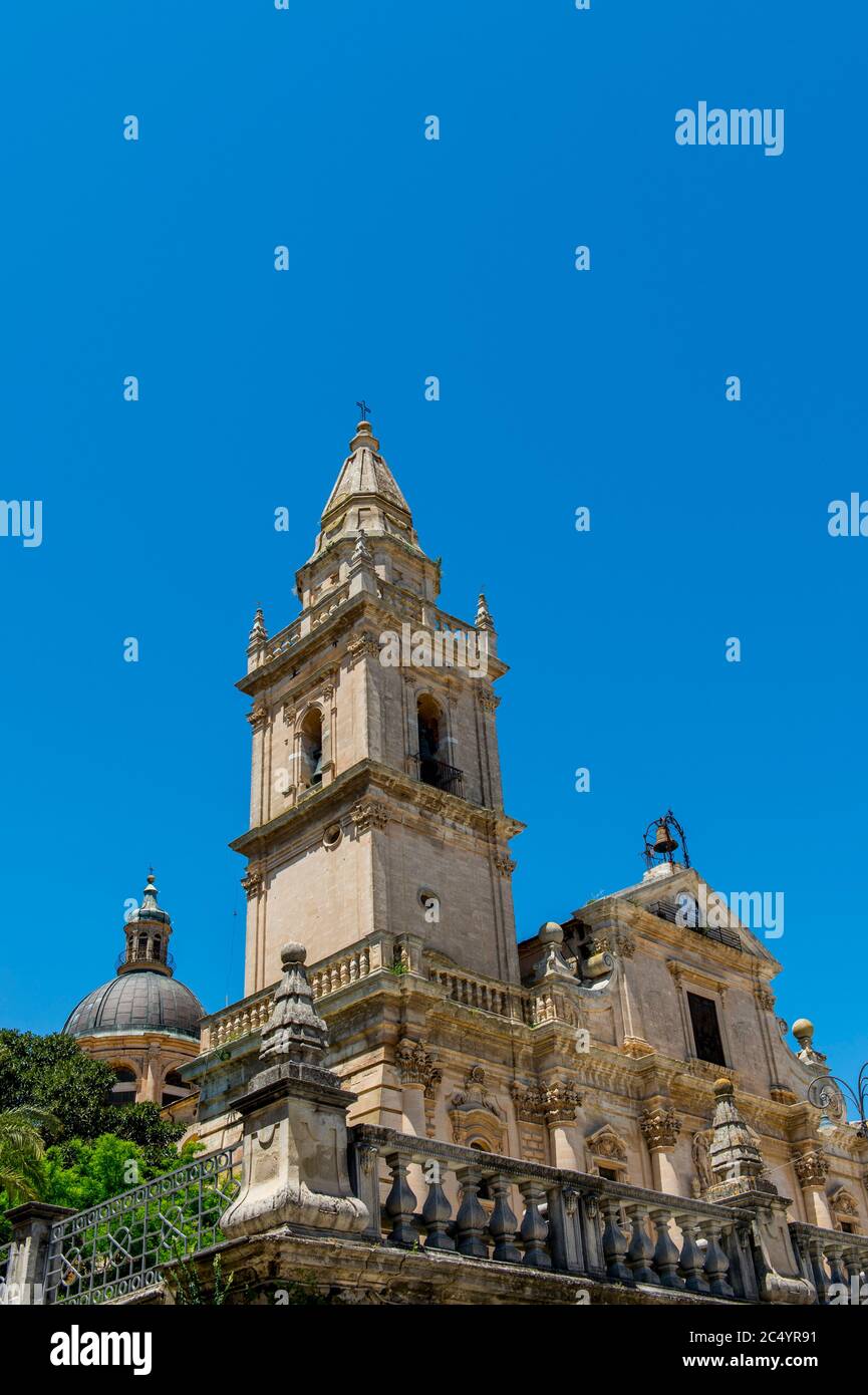 La cathédrale de San Giovanni Battista dans la ville haute de Ragusa, sur l'île de Sicile en Italie. Banque D'Images