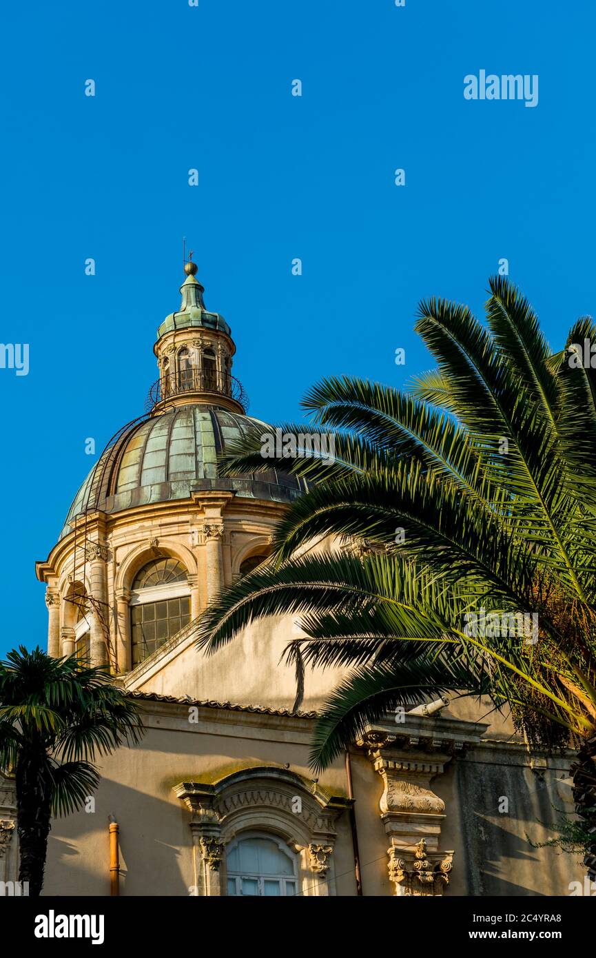 La cathédrale de San Giovanni Battista dans la ville haute de Ragusa, sur l'île de Sicile en Italie. Banque D'Images