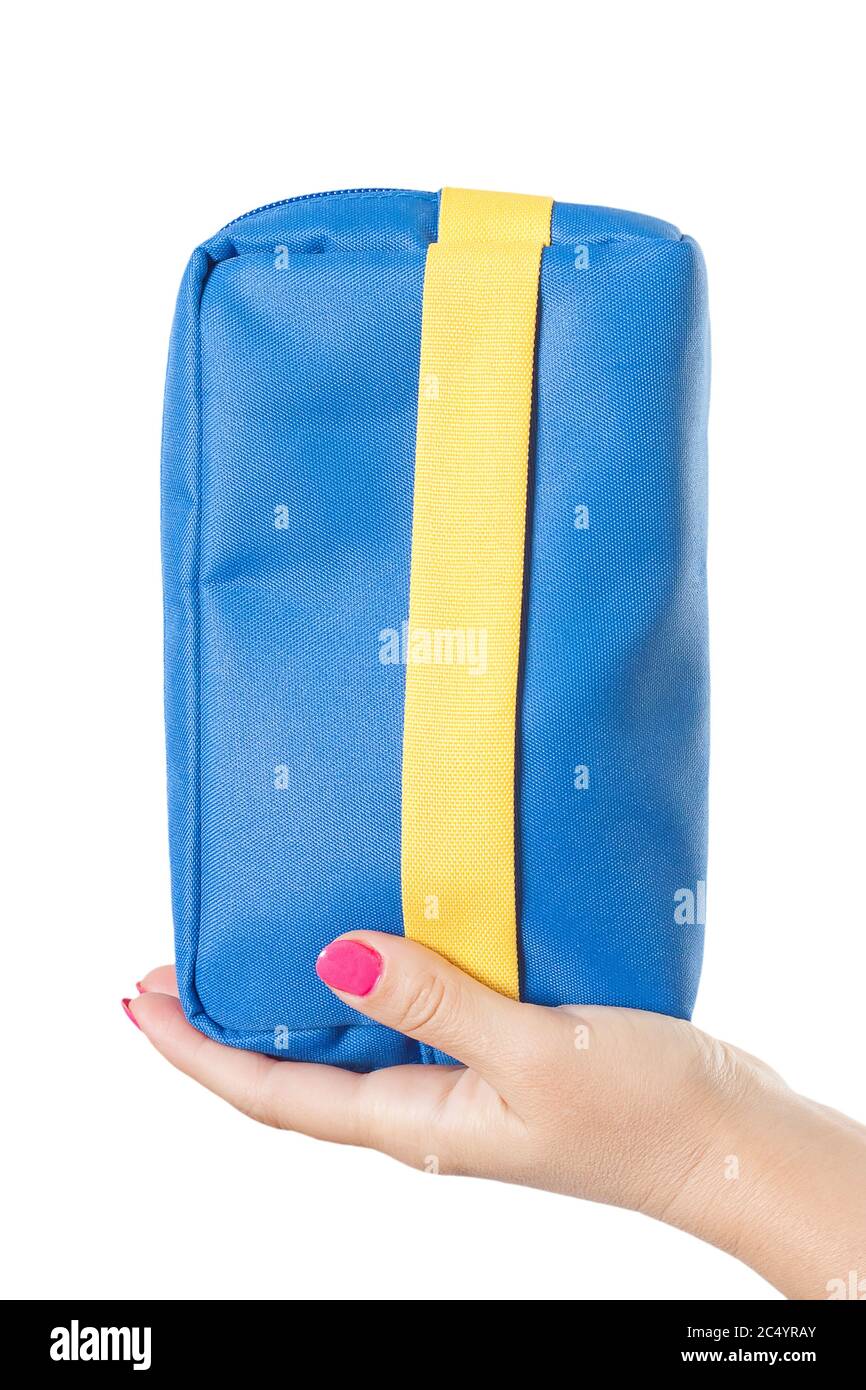Sac à cosmétiques bleu pour femme mains sur fond blanc. Banque D'Images