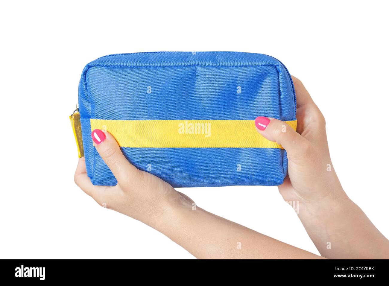 Sac à cosmétiques bleu pour femme mains sur fond blanc. Banque D'Images