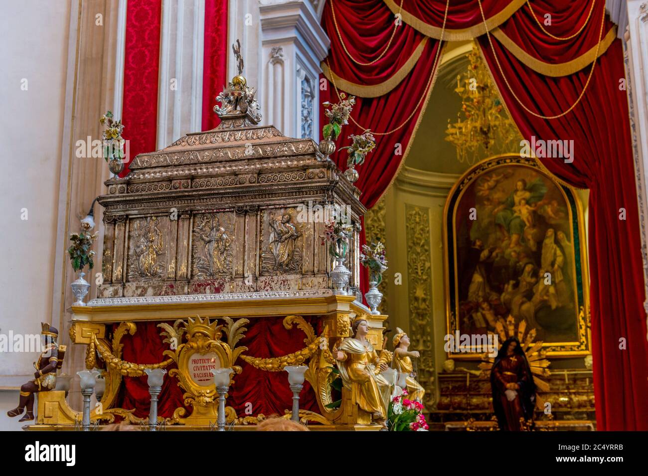 Intérieur de la cathédrale de San Giorgio (Saint George) dans la ville de Ragusa Ibla, sur l'île de Sicile en Italie. Banque D'Images