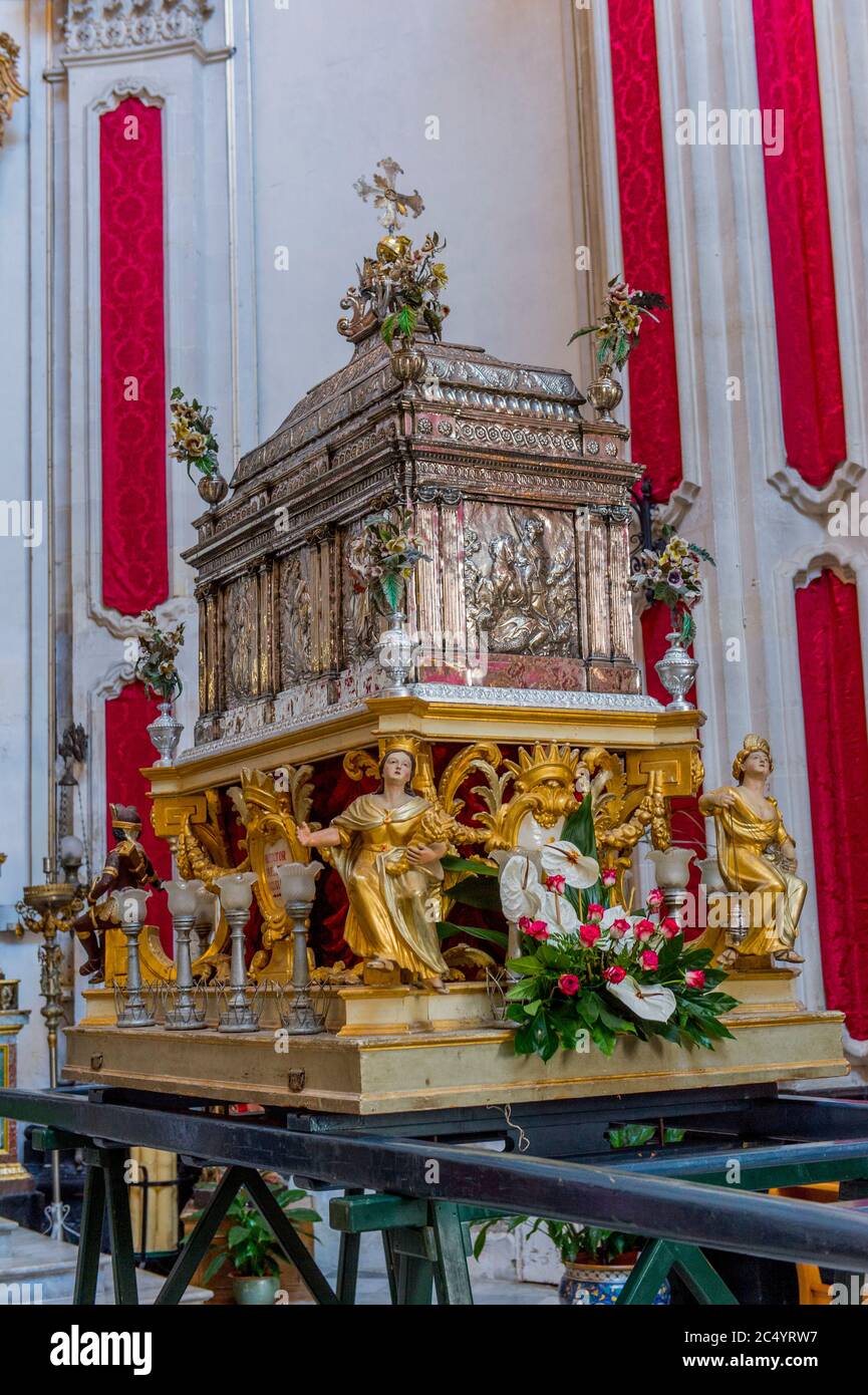 Intérieur de la cathédrale de San Giorgio (Saint George) dans la ville de Ragusa Ibla, sur l'île de Sicile en Italie. Banque D'Images