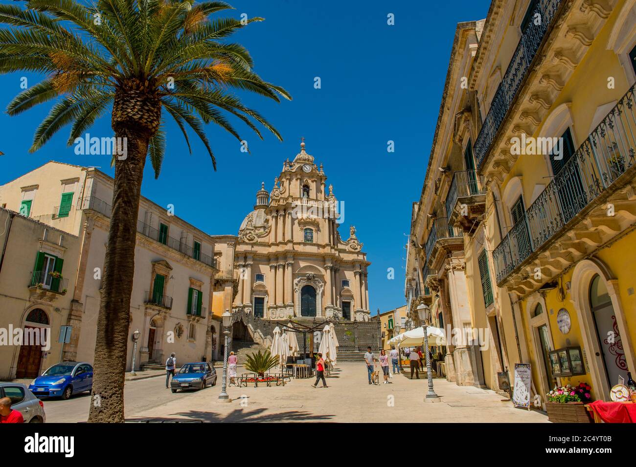 Place de la ville avec la cathédrale de San Giorgio (Saint George) dans la ville de Ragusa Ibla, sur l'île de Sicile en Italie. Banque D'Images