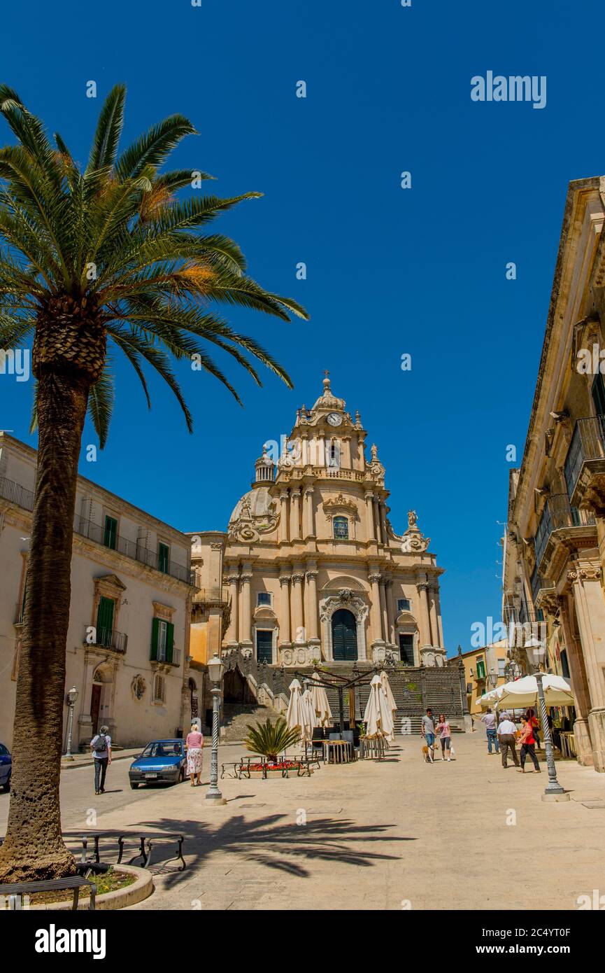Place de la ville avec la cathédrale de San Giorgio (Saint George) dans la ville de Ragusa Ibla, sur l'île de Sicile en Italie. Banque D'Images