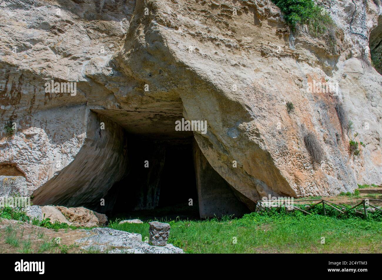Une des grottes ou grottes des carrières du parc archéologique de Syracuse, sur l'île de Sicile en Italie. Banque D'Images
