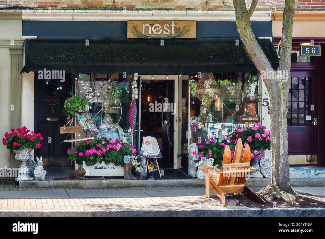Skaneateles, New York, États-Unis. 29 juin 2020. Petits magasins et boutiques le long de East Genesee Street dans le centre-ville de Skaneateles, New York, lors d'un été ensoleillé aterno Banque D'Images