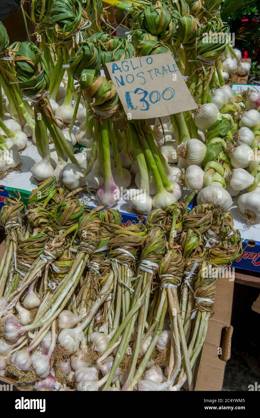 Ail à vendre sur le marché extérieur de Catane sur l'île de Sicile, Italie. Banque D'Images