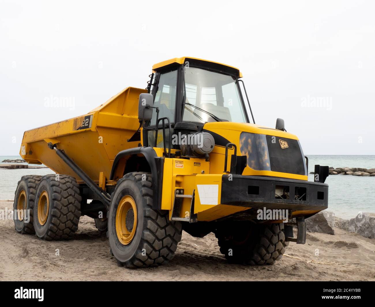 Toronto Canada, le 17 mars 2020; un petit camion-benne mobile JCB jaune sur le projet de reconstruction des plages Banque D'Images