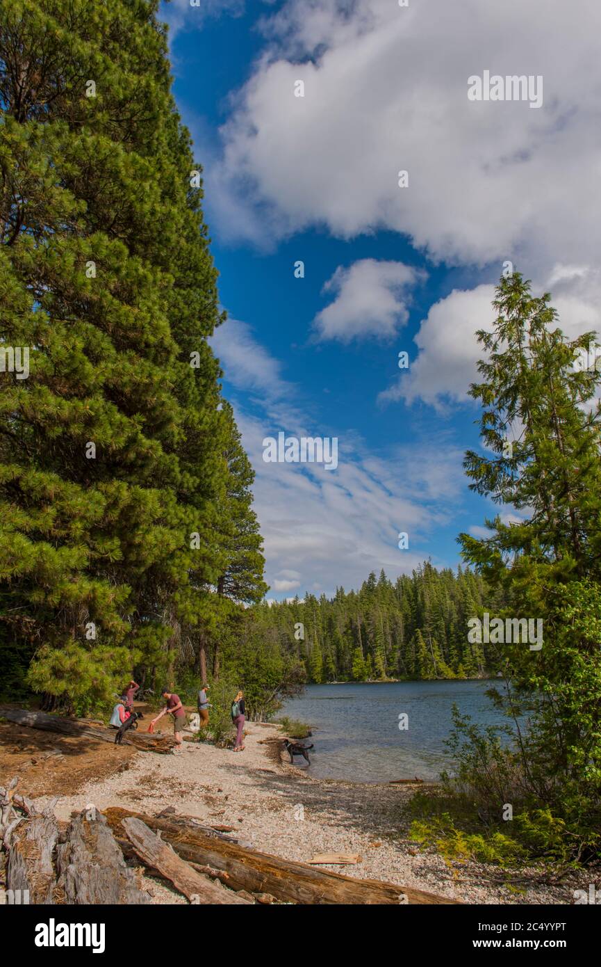 Les gens qui se trouvent sur une plage au lac Wenatchee dans le parc national du lac Wenatchee, dans l'est de l'État de Washington, aux États-Unis. Banque D'Images