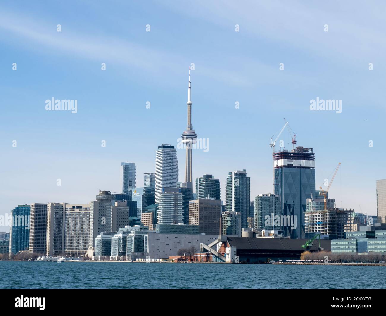 Toronto Canada, le 9 mars 2020; vue de la ville de Toronto depuis le côté est du port montrant des immeubles financiers et la Tour CN Banque D'Images