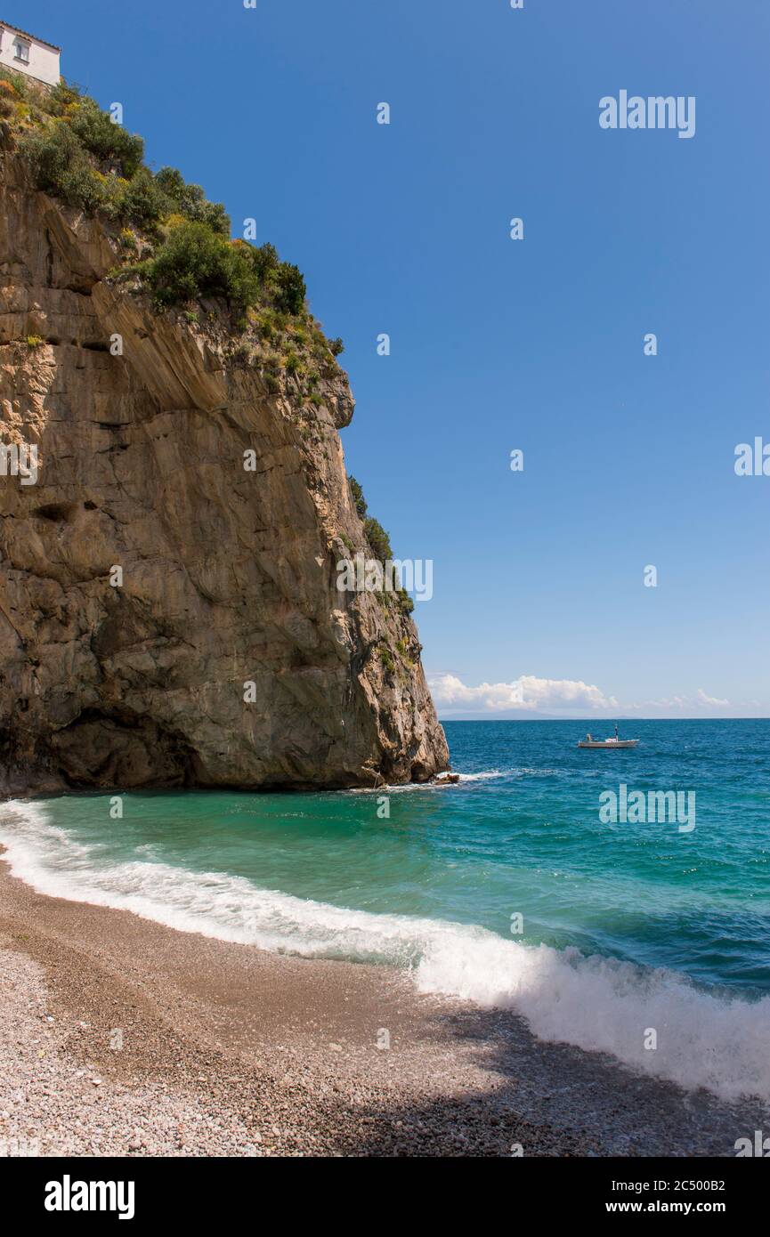Baie avec plage à Praiano, une communauté de la province de Salerne dans la région Campanie du sud-ouest de l'Italie et est situé sur la côte amalfitaine. Banque D'Images